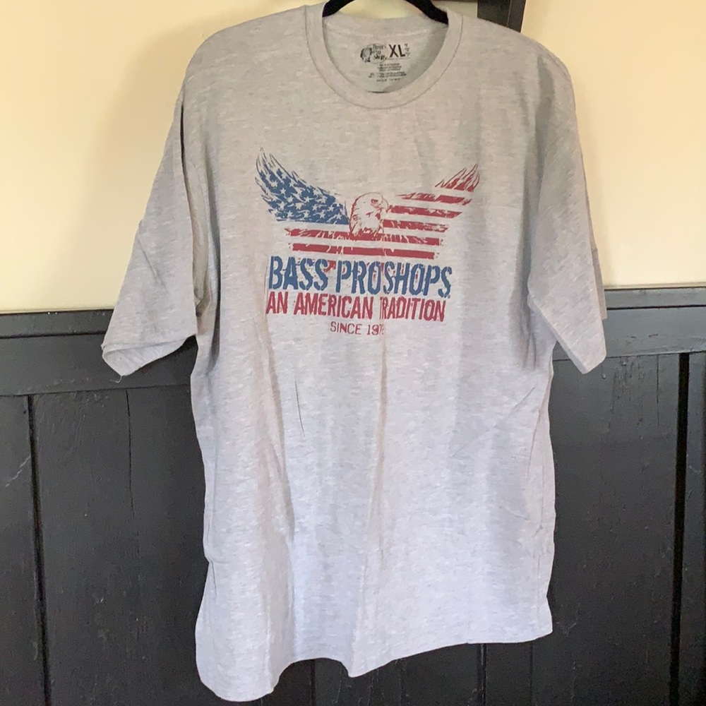 Bass pro shops XL grey eagle flag short sleeve t